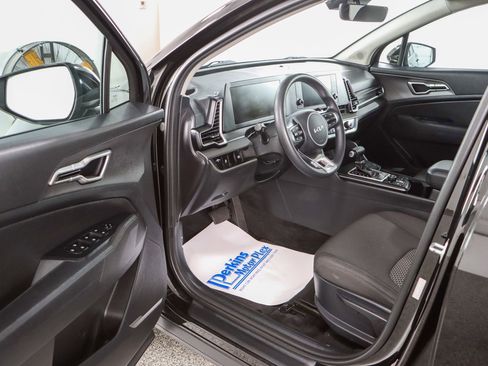 Used 2023 Kia Sportage LX FWD image 3