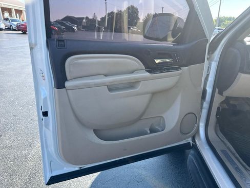 Used 2011 GMC Yukon XL Denali AWD/4WD image 16