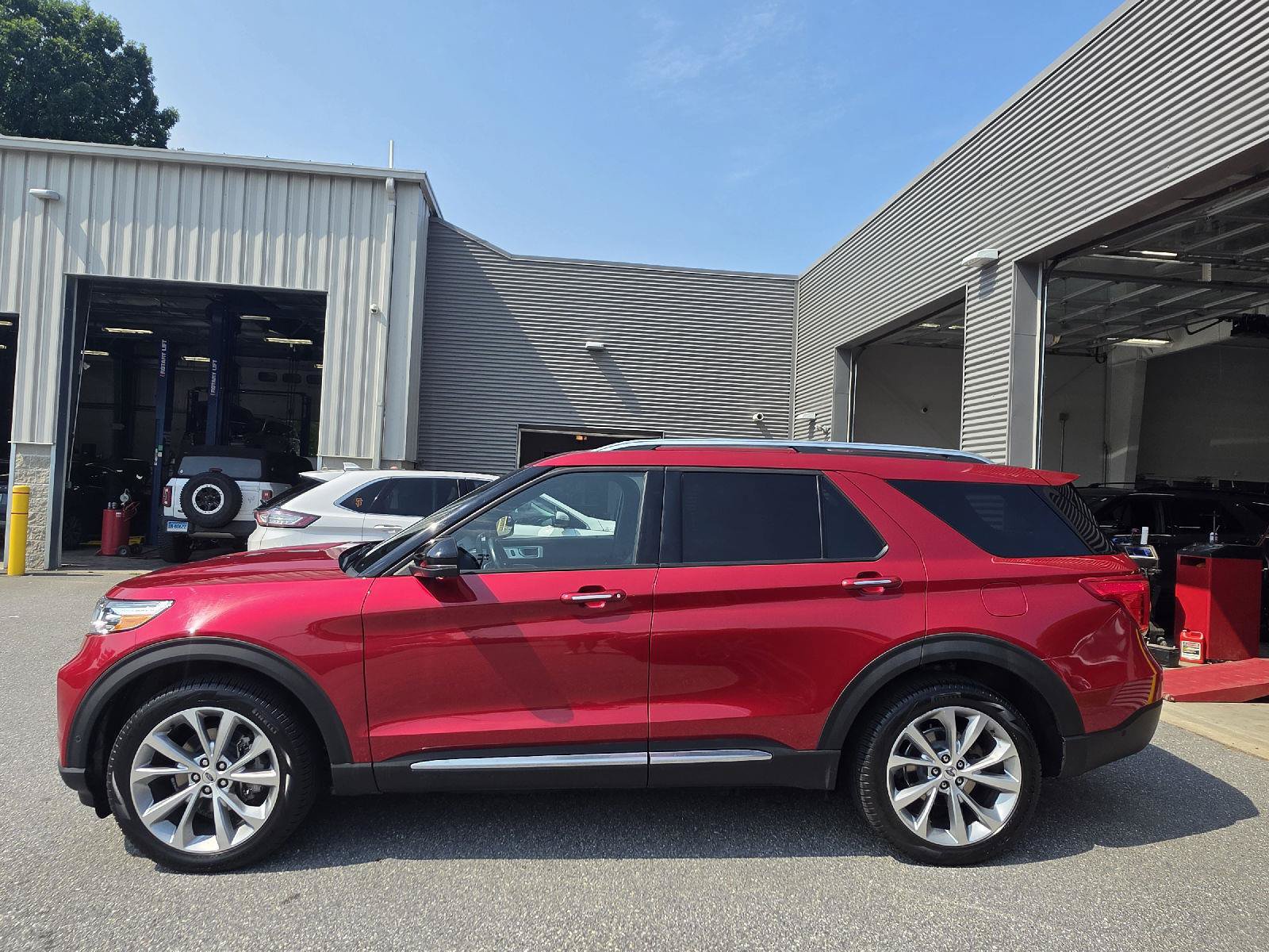 Used 2021 Ford Explorer Platinum w/ Equipment Group 601A AWD/4WD image 6