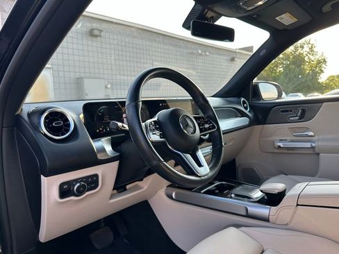 Used 2023 Mercedes-Benz GLB 250 4MATIC w/ Premium Package image 2