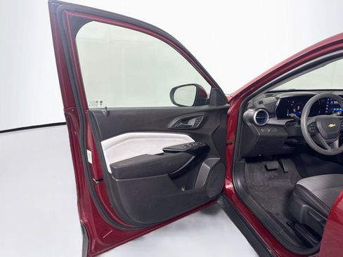 Used 2025 Chevrolet Trax LT FWD image 9