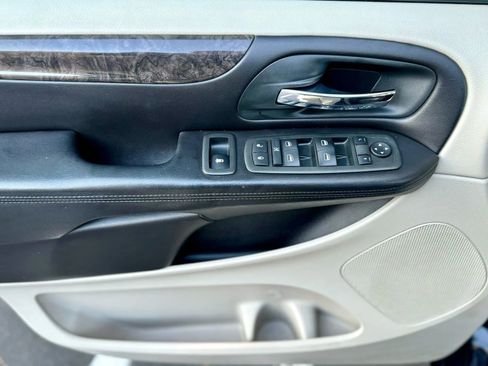 Used 2011 Dodge Grand Caravan Mainstreet image 18