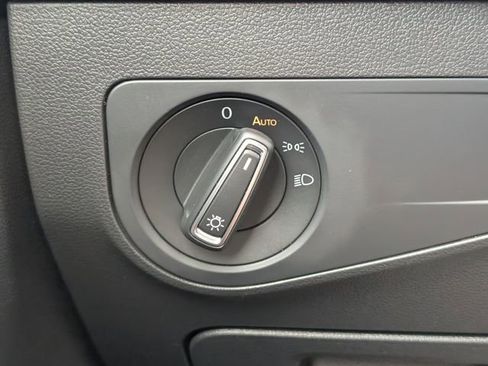 Used 2022 Volkswagen Tiguan SE image 27