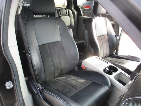 Used 2020 Dodge Grand Caravan SXT image 32