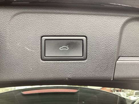 Used 2025 Volkswagen Atlas SE image 17