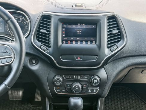 Used 2019 Jeep Cherokee Latitude Plus w/ Cold Weather Group AWD/4WD image 12