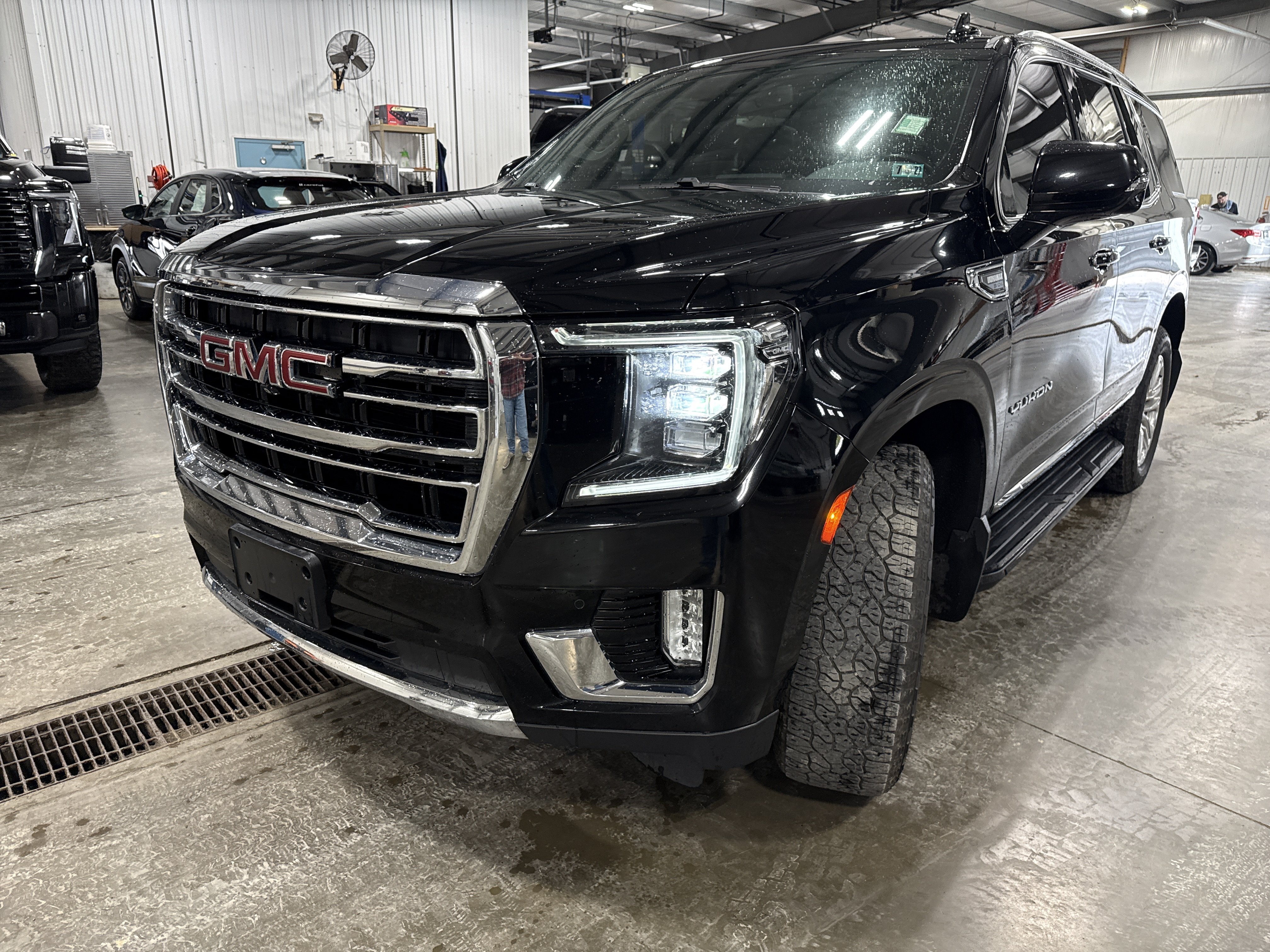 Used 2022 GMC Yukon SLT w/ SLT Luxury Package AWD/4WD image 6