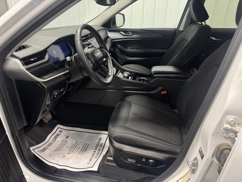 Used 2023 Jeep Grand Cherokee Laredo w/ Luxury Tech Group I image 12