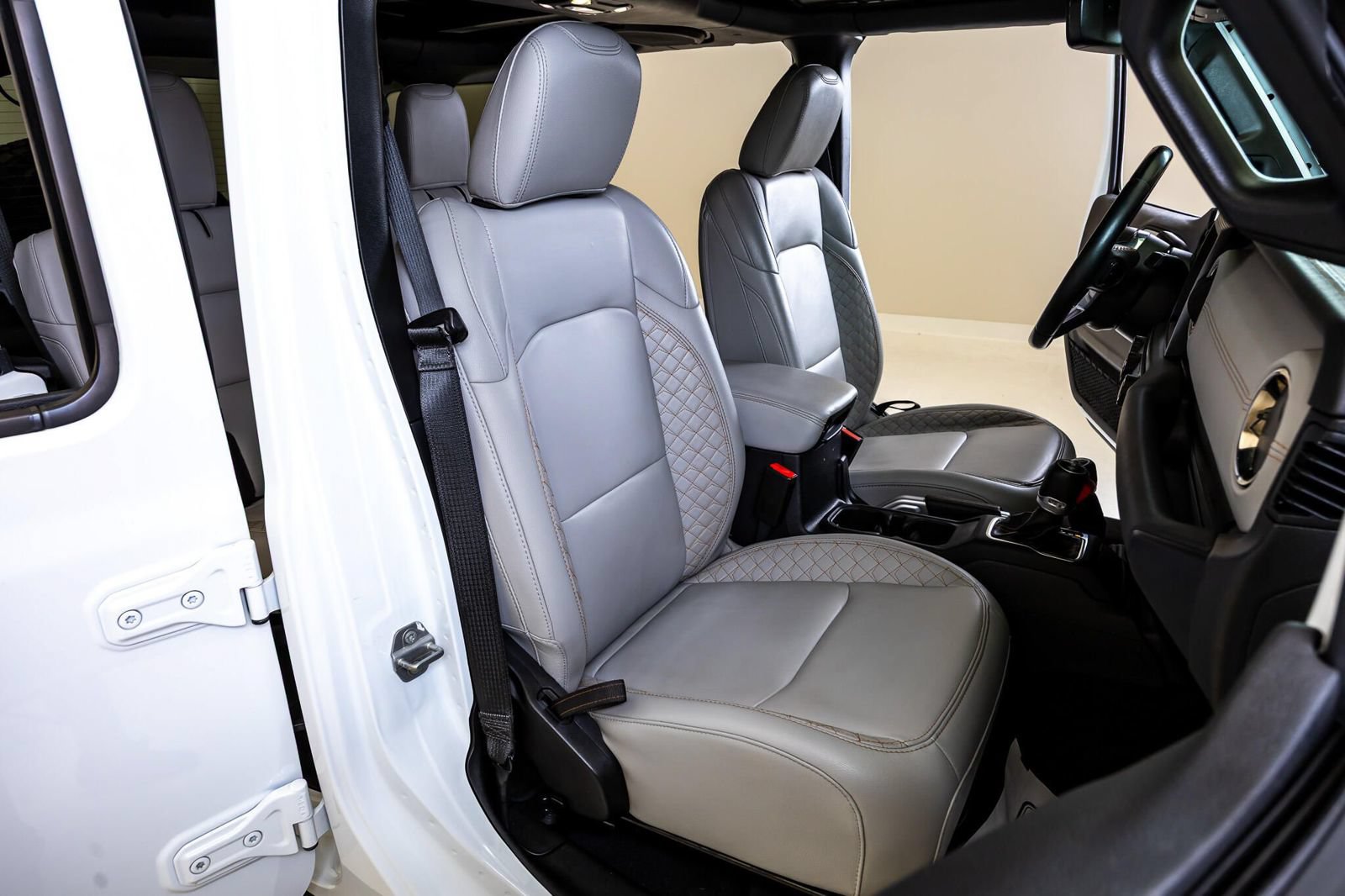 Used 2022 Jeep Wrangler Unlimited Sahara AWD/4WD image 30