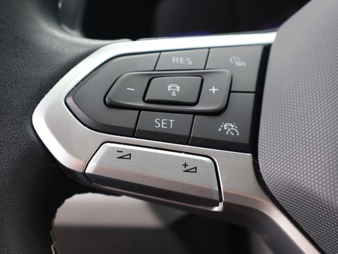 Used 2023 Volkswagen Taos SE w/ Panoramic Sunroof Package FWD image 26