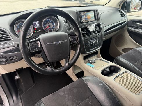 Used 2014 Chrysler Town & Country Touring-L image 11