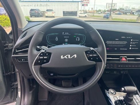 Used 2025 Kia Niro SX image 10