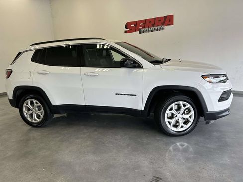 Used 2024 Jeep Compass Latitude AWD/4WD image 2