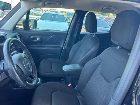 Used 2019 Jeep Renegade Altitude w/ Quick Order Package 2XM FWD image 8