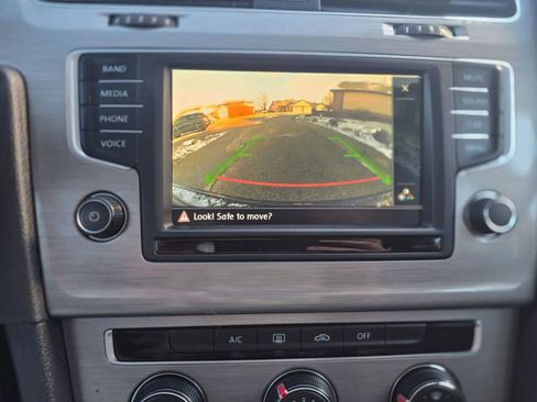 Used 2016 Volkswagen Golf S image 15