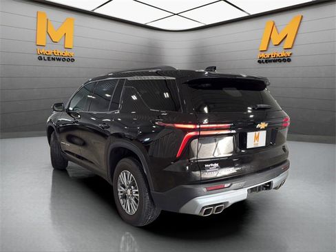 Used 2025 Chevrolet Traverse LT image 7