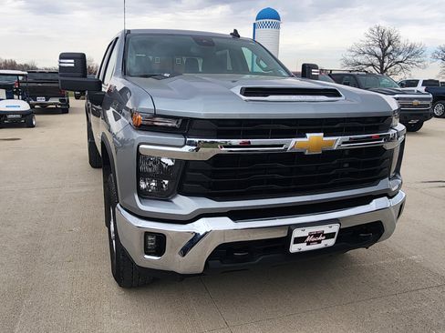 Used 2025 Chevrolet Silverado 2500 LT AWD/4WD image 2