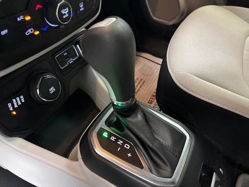 Used 2018 Jeep Renegade Latitude AWD/4WD image 22