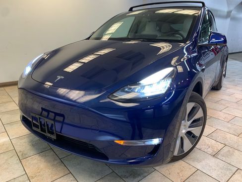 Used 2023 Tesla Model Y Long Range AWD/4WD image 1