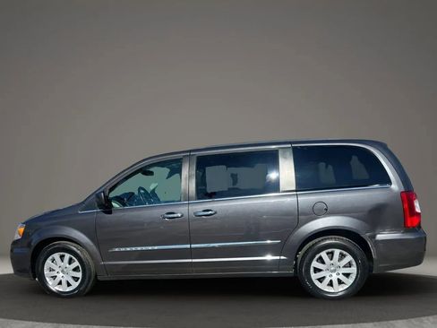 Used 2016 Chrysler Town & Country Touring w/ Driver Convenience Group FWD image 8