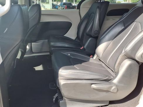 Used 2024 Chrysler Pacifica Limited FWD image 22