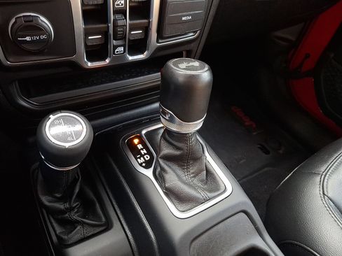 Used 2021 Jeep Wrangler Unlimited Sahara AWD/4WD image 15