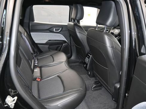 Used 2024 Jeep Compass Latitude image 39