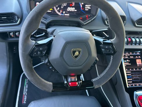 Used 2020 Lamborghini Huracan EVO image 17
