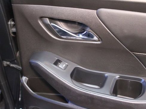 Used 2021 Chevrolet Traverse LT image 13