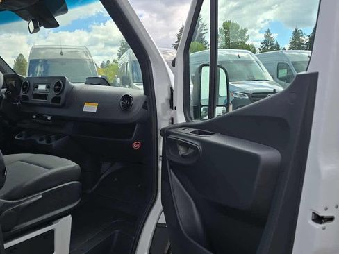 Used 2025 Mercedes-Benz Sprinter 2500 image 10
