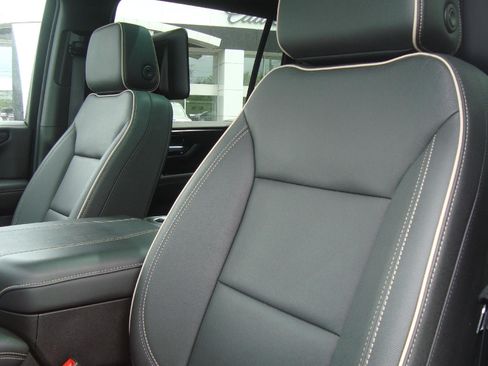 Certified 2025 GMC Yukon XL Elevation w/ Elevation Premium Package AWD/4WD image 9