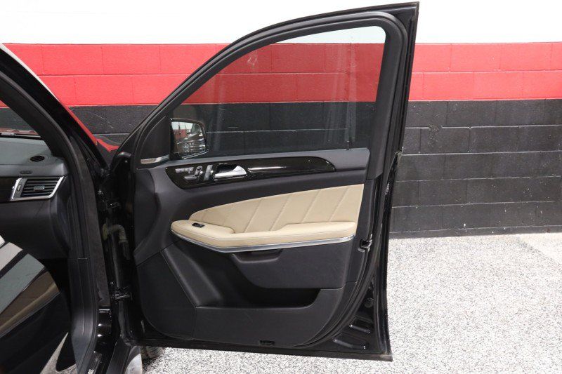 Used 2015 Mercedes-Benz GL 550 4MATIC image 41