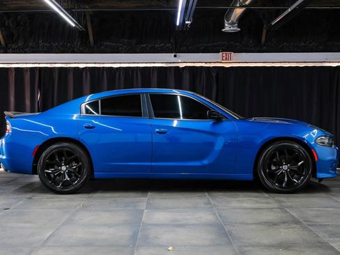 Used 2022 Dodge Charger SXT w/ Blacktop Package image 9