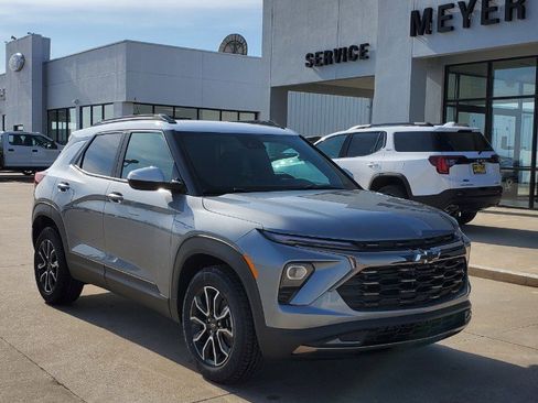 Used 2024 Chevrolet TrailBlazer ACTIV w/ Driver Confidence Package image 2