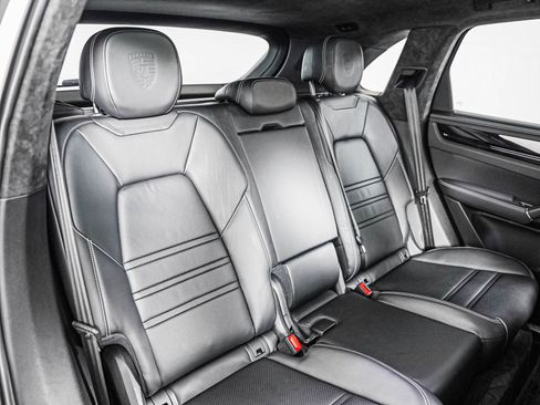 Certified 2023 Porsche Cayenne Turbo AWD/4WD image 6