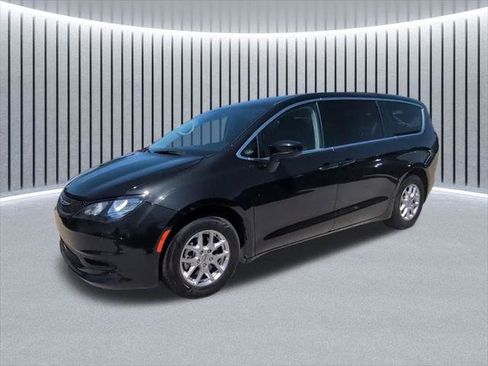 Certified 2023 Chrysler Voyager LX FWD image 5