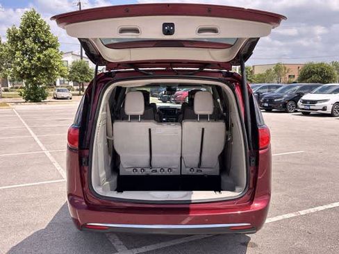Used 2020 Chrysler Pacifica Limited w/ Advanced Safetytec Group FWD image 35