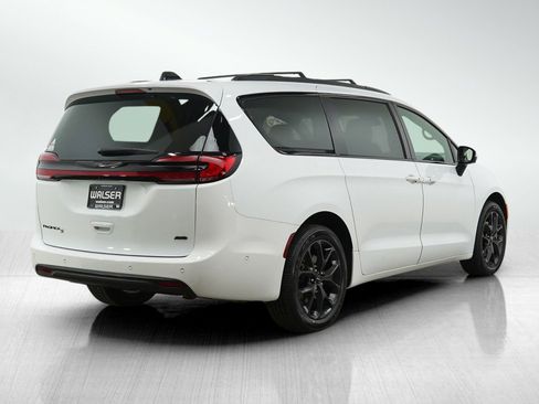 Used 2023 Chrysler Pacifica Touring-L w/ S Appearance Package image 5