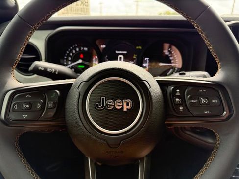 Used 2024 Jeep Wrangler Unlimited w/ Convenience Group image 16