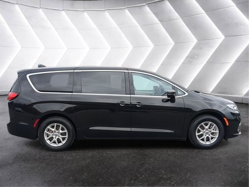 Used 2024 Chrysler Pacifica Touring-L FWD image 7