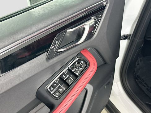 Certified 2026 Porsche Macan AWD/4WD image 20