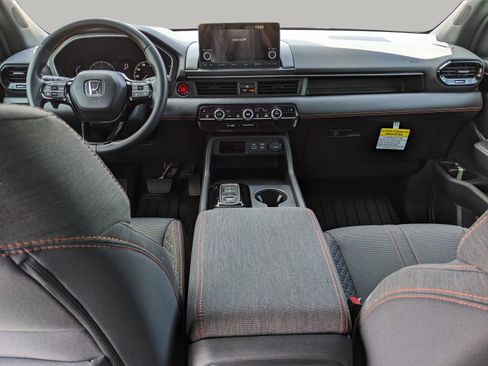 Used 2025 Honda Pilot Sport image 13
