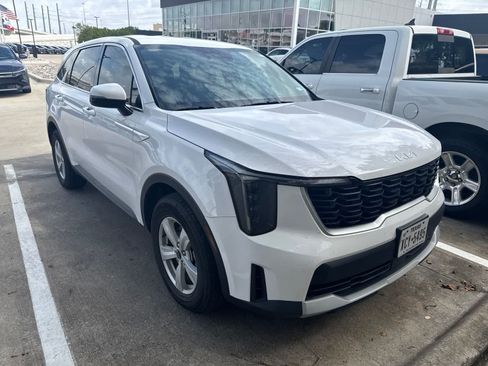 Used 2025 Kia Sorento LX FWD image 2