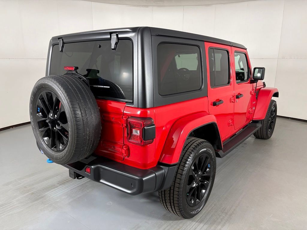 Used 2022 Jeep Wrangler Unlimited Sahara w/ Cold Weather Group AWD/4WD image 8