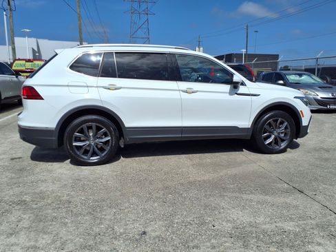 Used 2022 Volkswagen Tiguan SE w/ Panoramic Sunroof Package FWD image 25