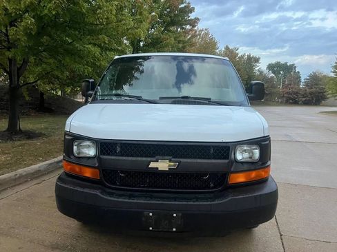 Used 2015 Chevrolet Express 2500 image 2