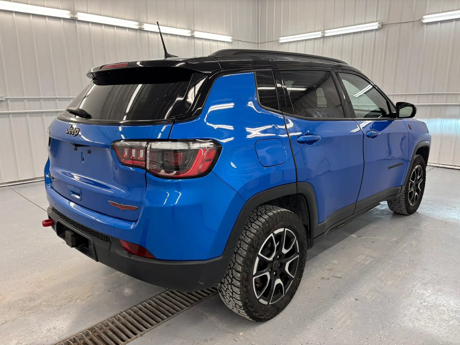 Used 2025 Jeep Compass Trailhawk w/ Trailhawk Convenience Group AWD/4WD image 4