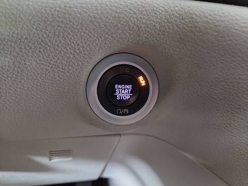 Used 2017 Chrysler Pacifica Limited w/ Advanced Safetytec Group FWD image 25