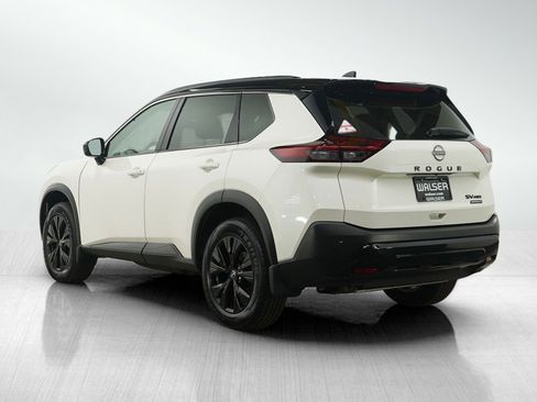 Used 2023 Nissan Rogue SV w/ SV Premium B Package image 3
