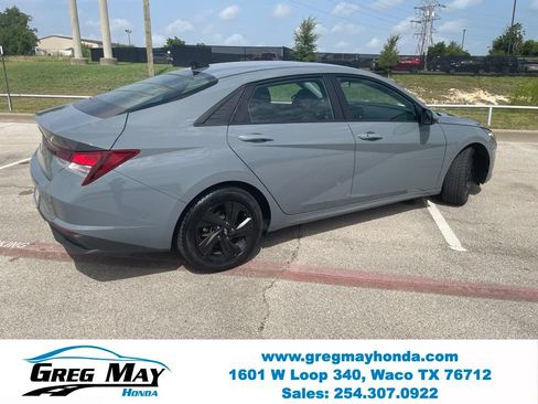 Used 2022 Hyundai Elantra SEL w/ Convenience Package FWD image 3